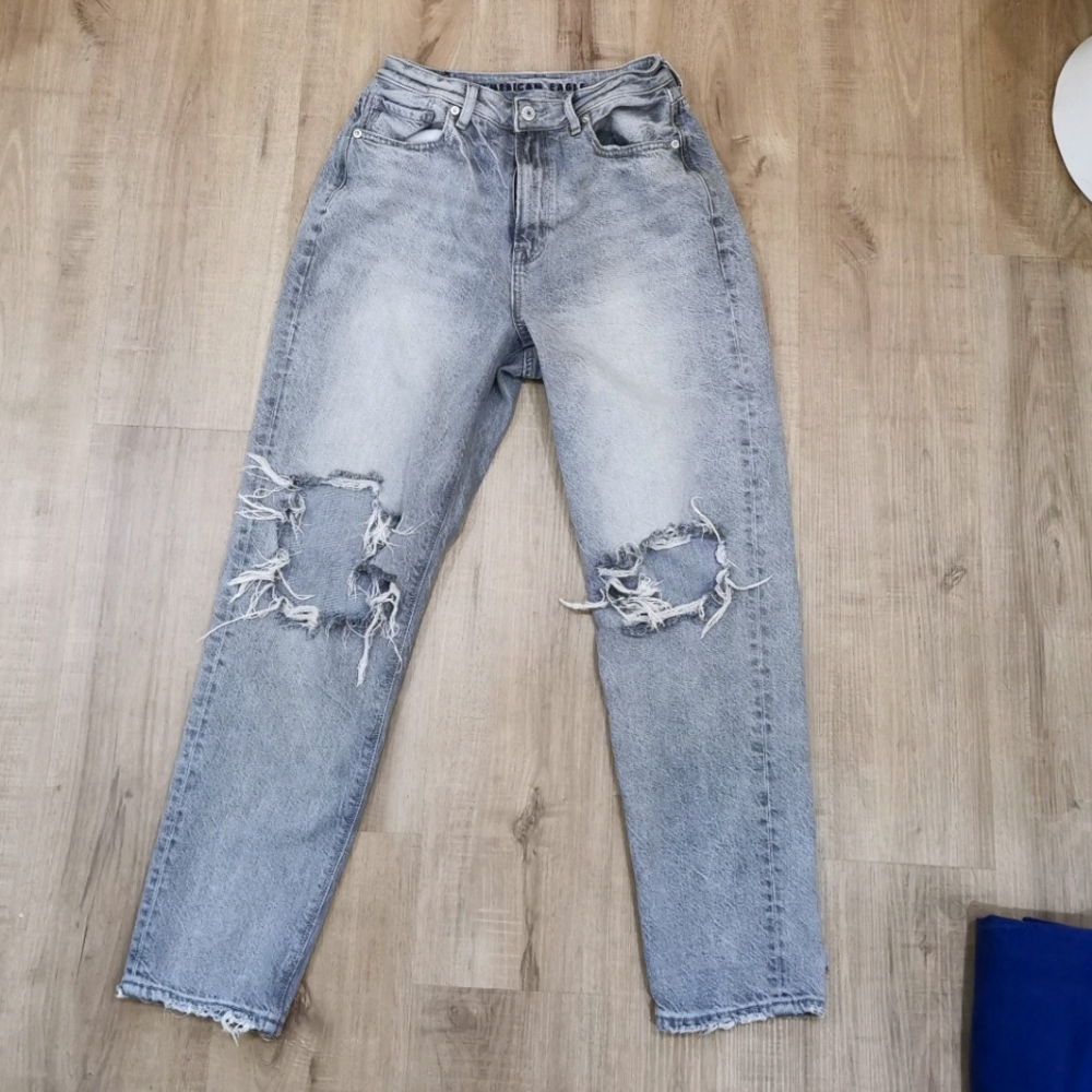 American Eagle High Waisted Mom Jeans size 6